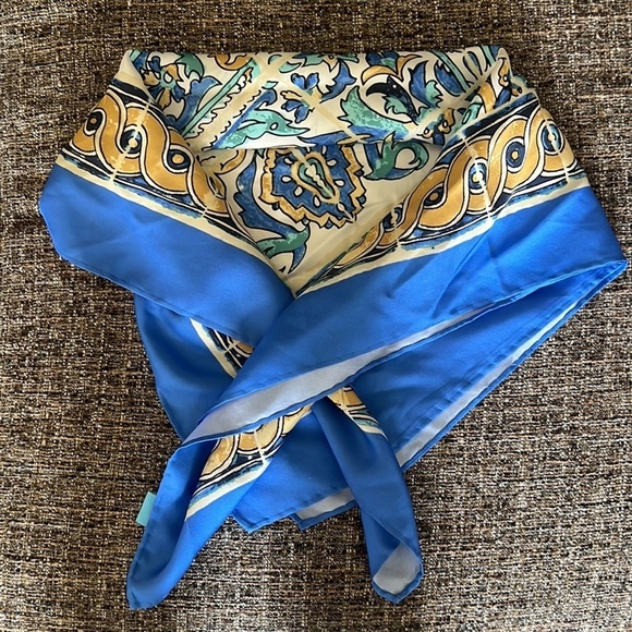 J.McLaughlin limited-edition silk scarf of Palm Beach fountain - Picture 8 of 9